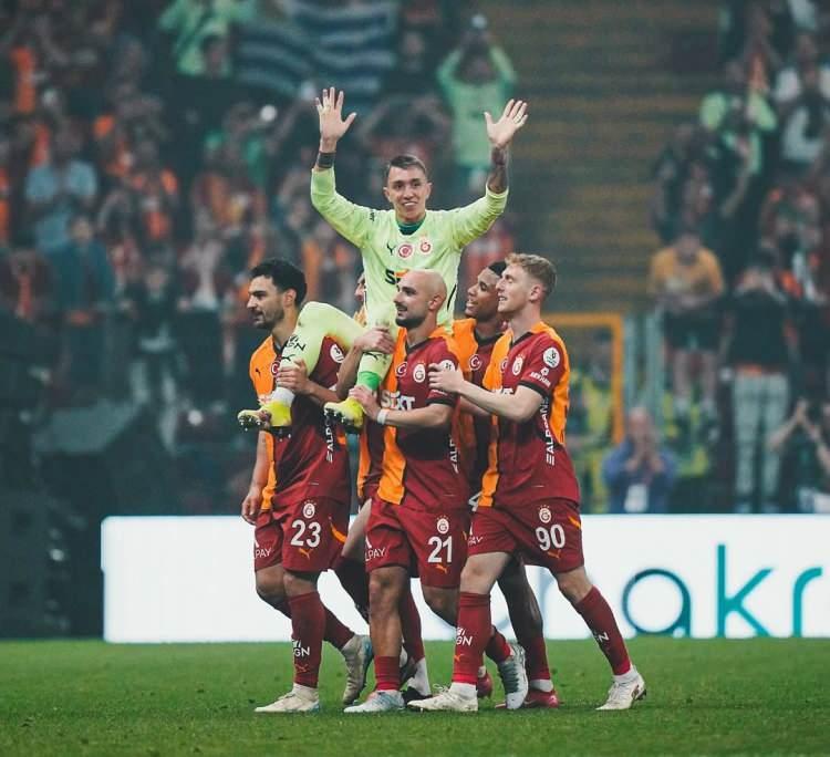 Tarihi anlar! Muslera başladığı gibi bitirdi