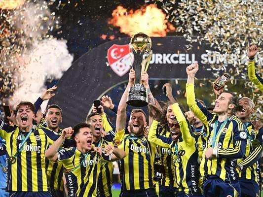 Fenerbah&ccedil;e kupasını kaldırdı