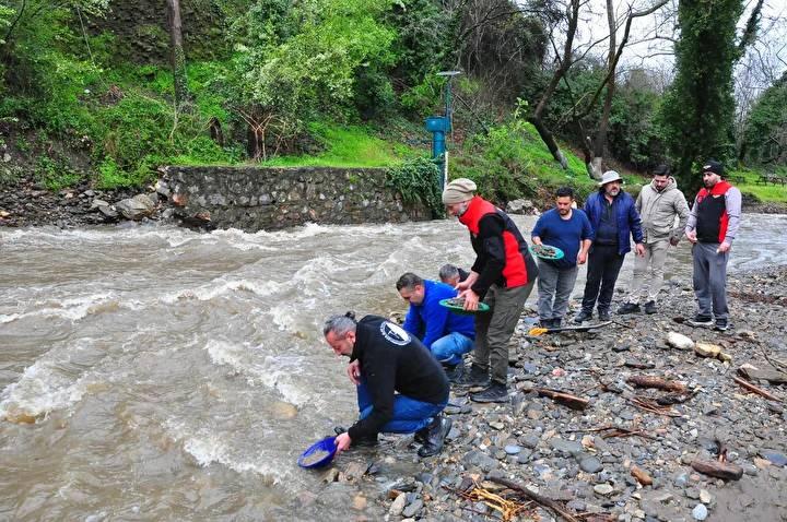 Altın avcıları akın etti! T&uuml;rkiye'nin d&ouml;rt bir yanından gelip altın aradılar!