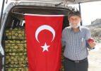 'Elmacı Dede' Pençe Harekatı'ndaki Mehmetçiği unutmadı