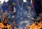 Çocuklar yanmış kalıntılarda yemek arıyor! Refah'ta kıtlık
