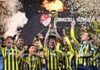 Fenerbahçe kupasını kaldırdı