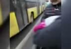 kardesler ac abi pankartiyla dilenen kadinin kucagindan bez bebek cikti video 7