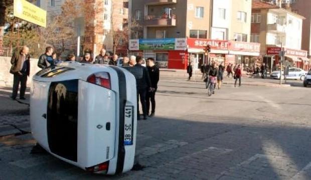 Kayseri'de iki otomobil çarpıştı: 3 yaralı