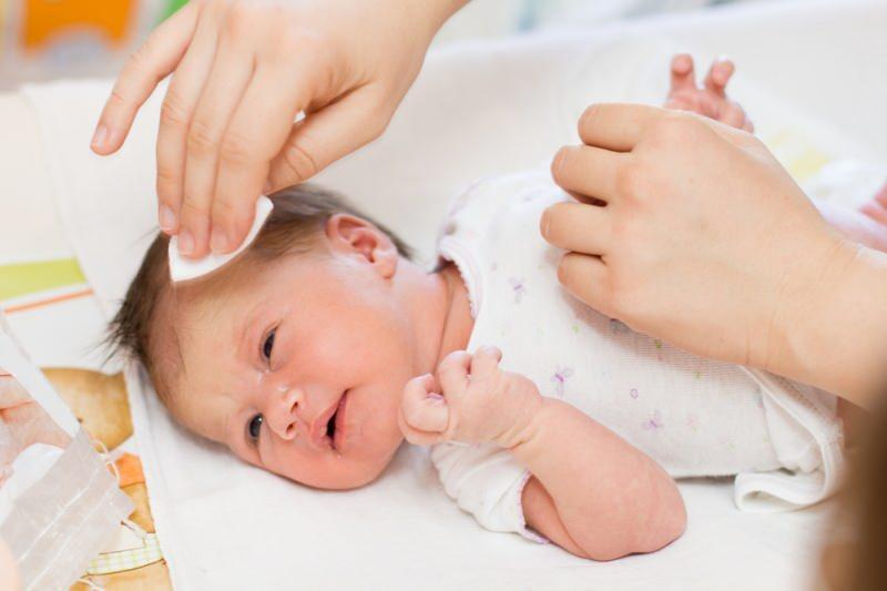 bebeklerin gozleri neden kanlanir yeni dogan bebekte goz kanlanmasi nasil gecer bebek haberleri