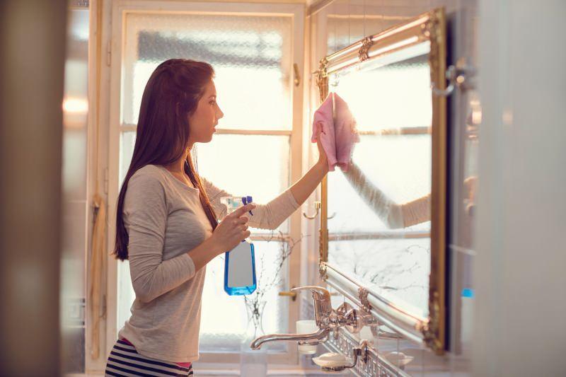 Ayna temizliği nasıl yapılır? Aynadaki su lekesi nasıl çıkar Aynayı parlatmanın  püf noktası