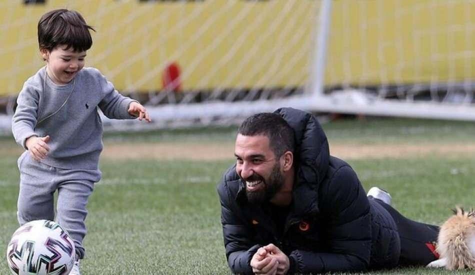 galatasaray_idmaninda_surpriz_konuk_arda_turan_oglu_hamza_arda_turan_ile_1613976015_4963.jpg