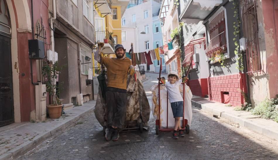 cagatay_ulusoy_kagittan_hayatlar_filmiyle_sosyal_medyayi_salladi_1615622603_5525.jpeg