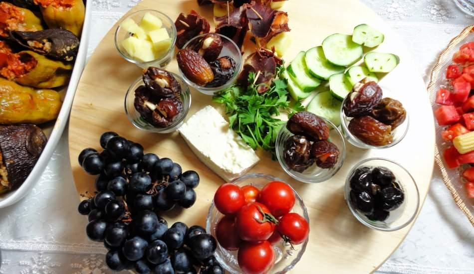 iftariye_tabagi_nedir_ve_icinde_neler_olur_en_kolay_iftariye_tabagi_hazirlama_1617191025_0219.jpg