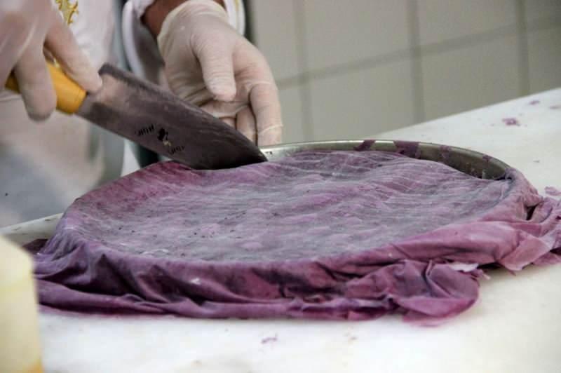 Günde 200 tepsi üretiliyor! Mor baklava Erzurum'un meşhur kadayıf dolmasını salladı