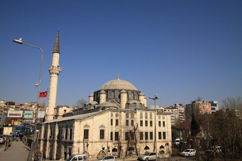 Ziyaretçilerine 'cennetten gelen parçaları' sunan Sokullu Mehmet Paşa Camii ve önemi