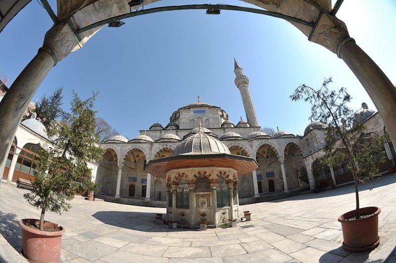 Ziyaretçilerine 'cennetten gelen parçaları' sunan Sokullu Mehmet Paşa Camii ve önemi