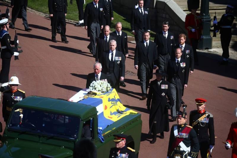 İngiltere Kraliyeti siyahlara büründü! Prensi Philip'in cenazesinden kareler...