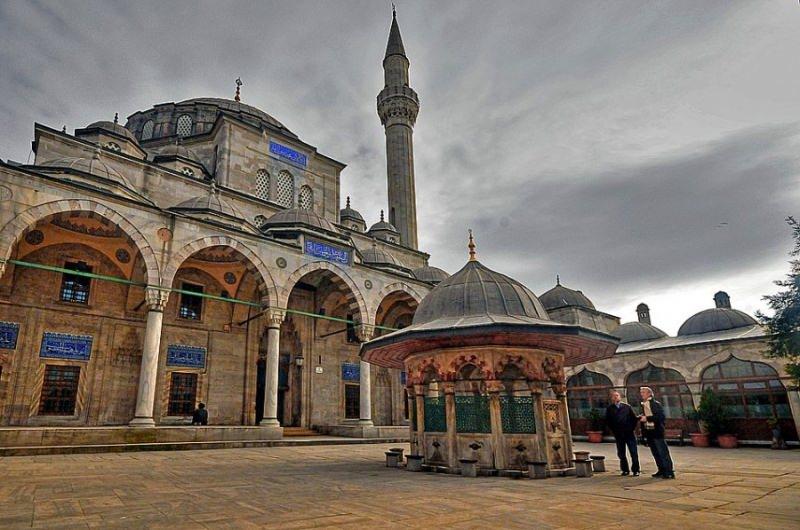 Ziyaretçilerine 'cennetten gelen parçaları' sunan Sokullu Mehmet Paşa Camii ve önemi