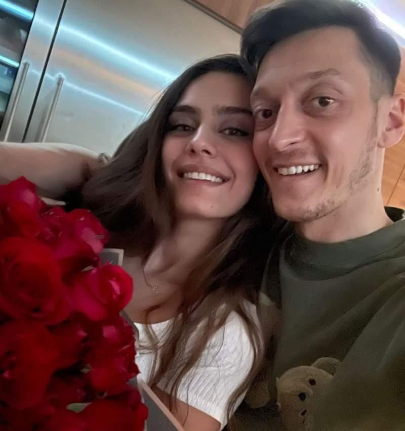Mesut Özil'den eşi Amine Gülşe'ye romantik mesaj:"Hep yanımda olduğun için..."