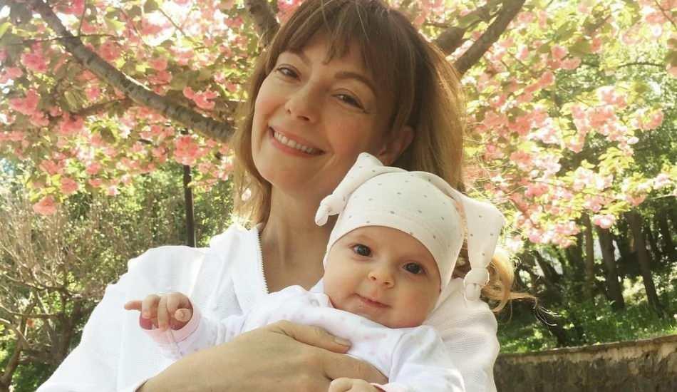 taze_anne_ozge_ozderden_minik_kiziyla_yeni_poz_butun_ilgiyi_eva_luna_1620245184_5879.jpg