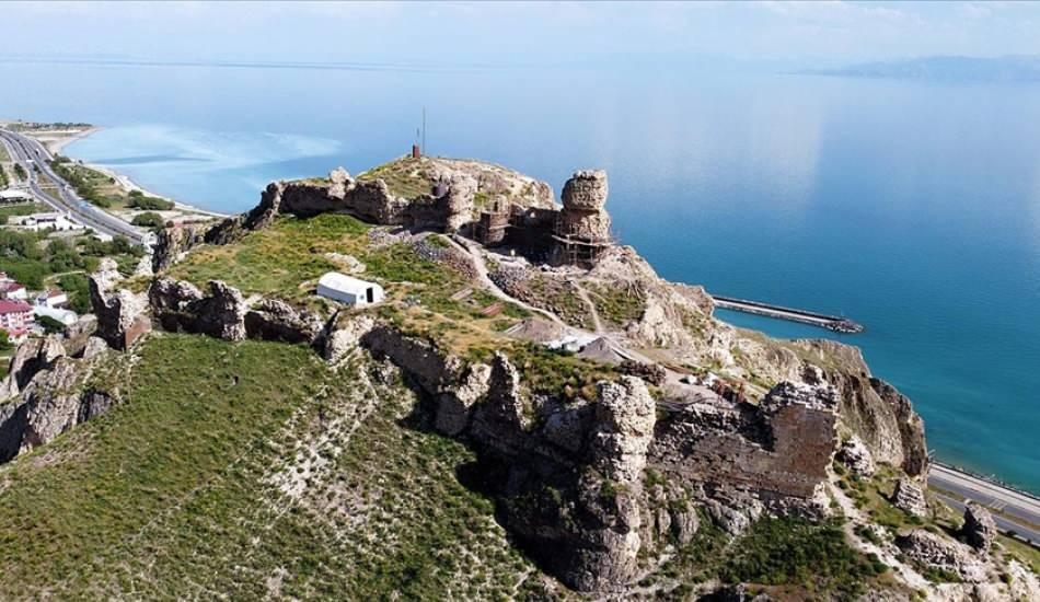 van_golunun_essiz_manzarasina_sahip_urartu_kalesi_restore_ediliyor_1622034559_2103.jpg