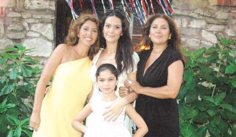 zeynep_korelin_annesi_hulya_darcan_ile_kardesi_berguzar_korele_actigi_dava_dustu_1623326658_752.jpg