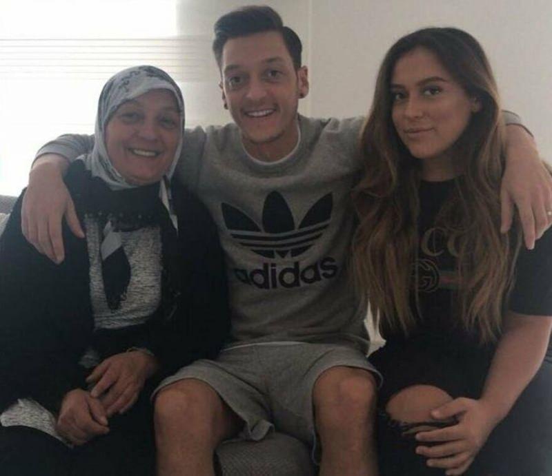 Mesut Özil ve ailesi