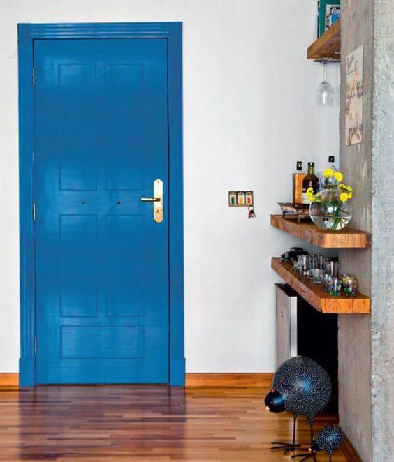 Mavi renkli iç kapı dekorasyonu 