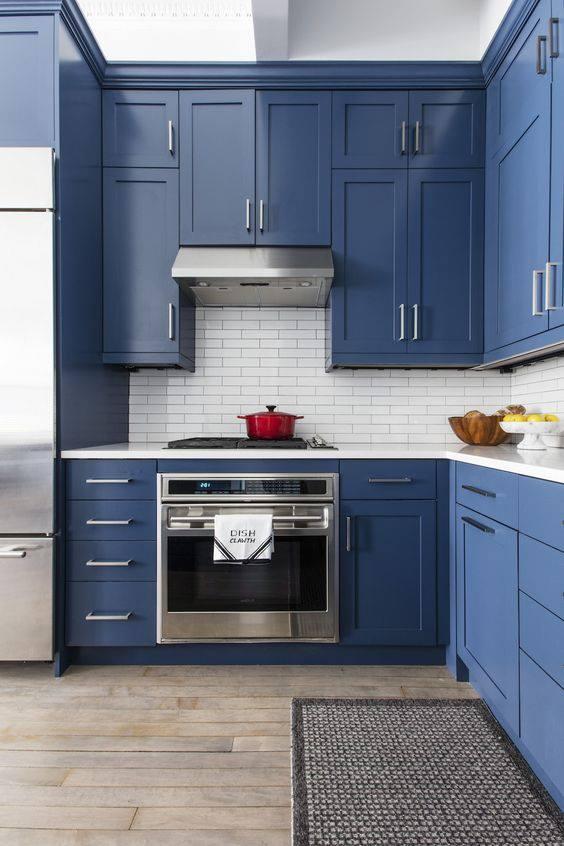 Mavi mutfak dolabı dekorasyonu 