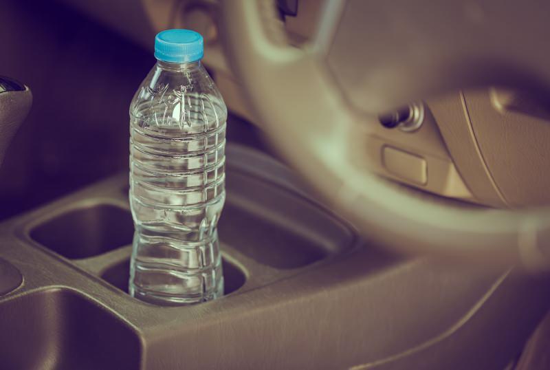 araba plastik şişeye dikkat 