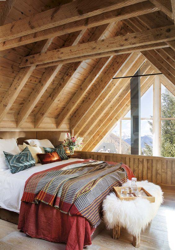 Çatı katı dekorasyonunda yatak odası düzenleme