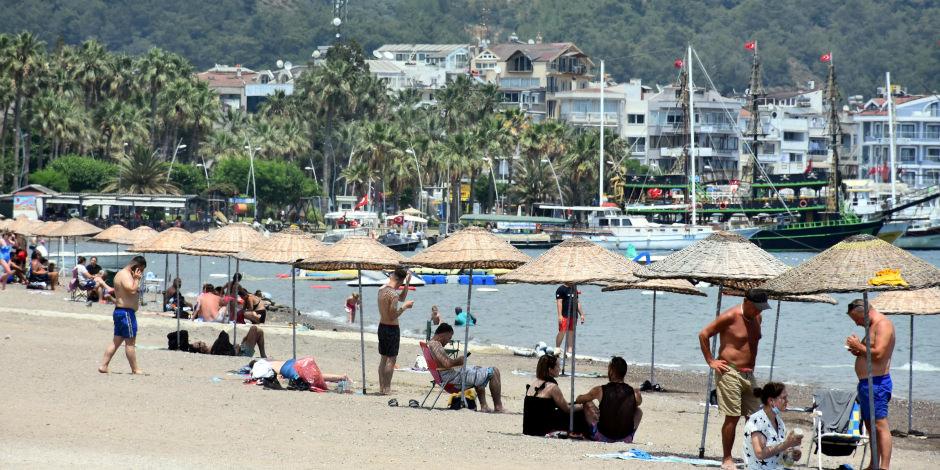Marmaris'te yaz bitmiyor! Turistler plajlara akın etti