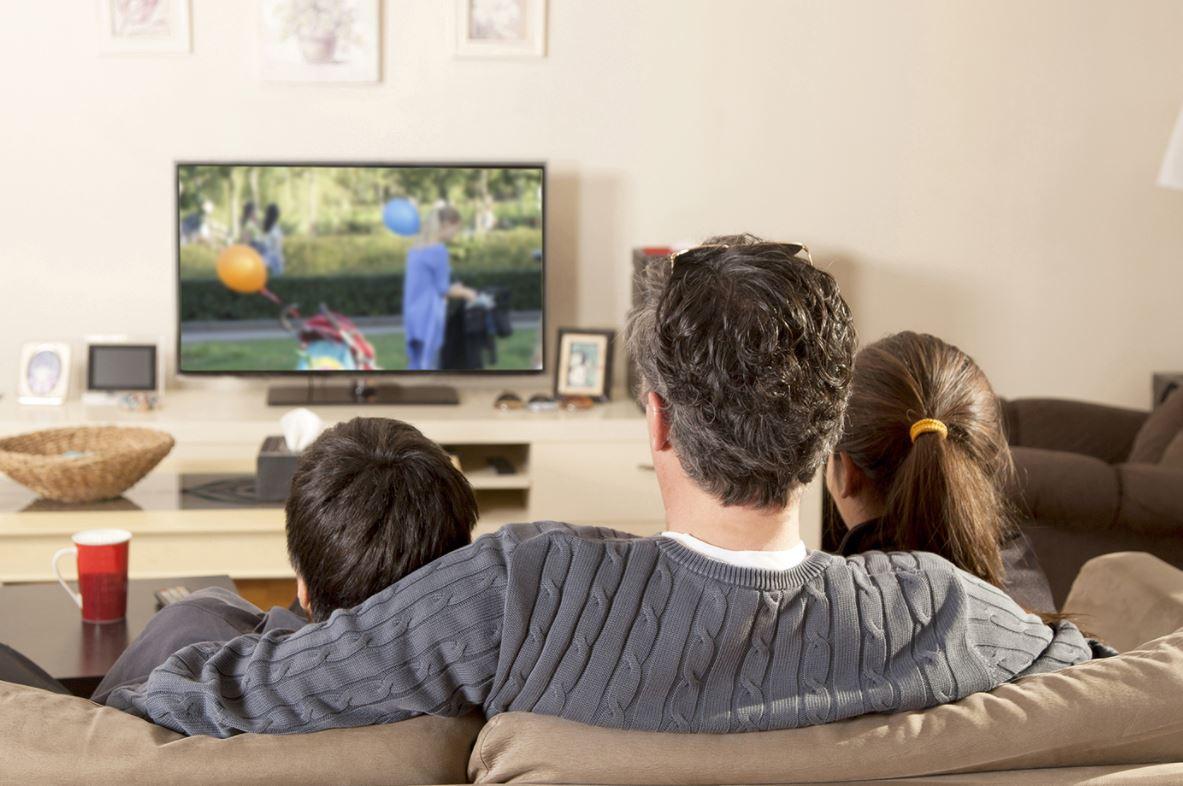 Televizyon izleyen baba ve çocukları