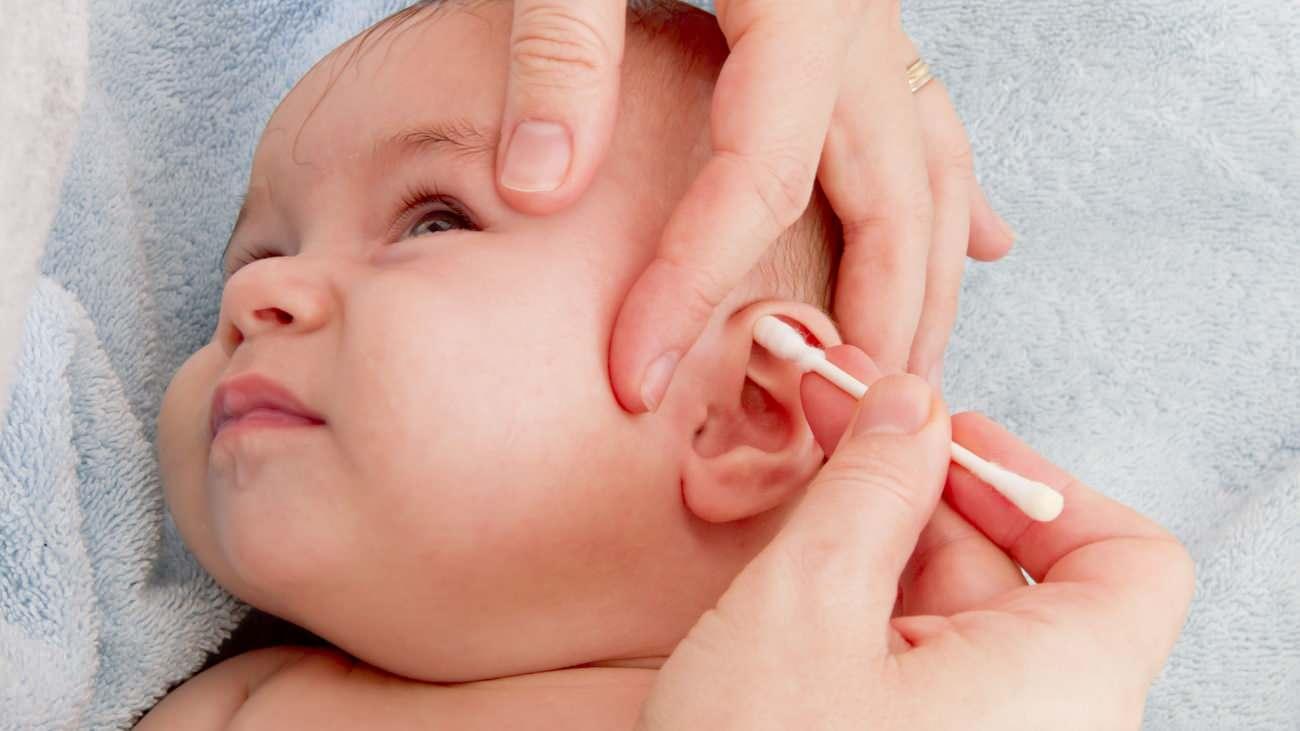 bebeklerin kulakları çubukla temizlenmez