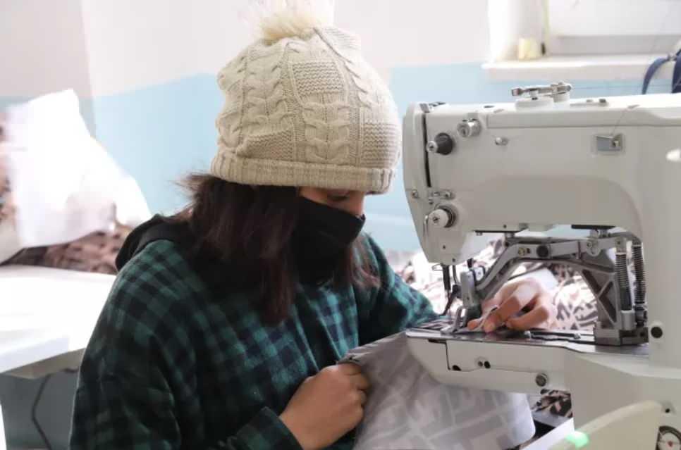 Tekstil atölyesi çalışanı