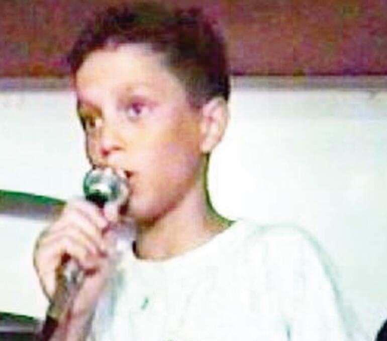Murat Boz ilk sahnesine çıkarken sekiz yaşındaydı.