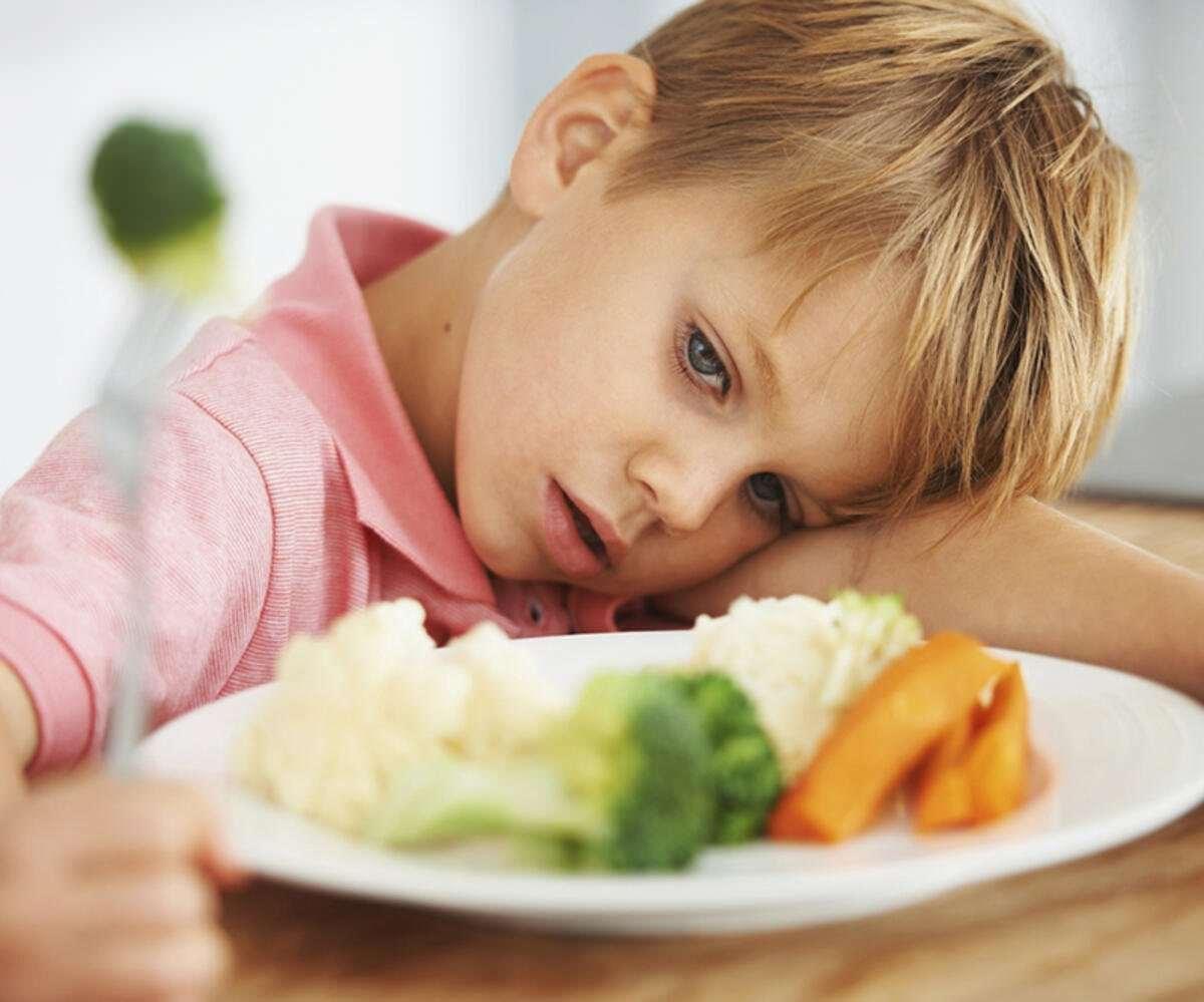 sebze meyve yemeyi sevmeyen çocuğa baskı yapmayın