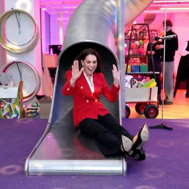Kate Middleton kaydıraktan kayarken 