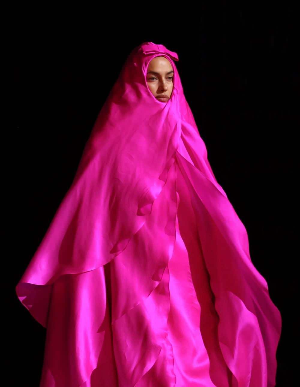 londra moda haftasında dini değerler hedef alındı