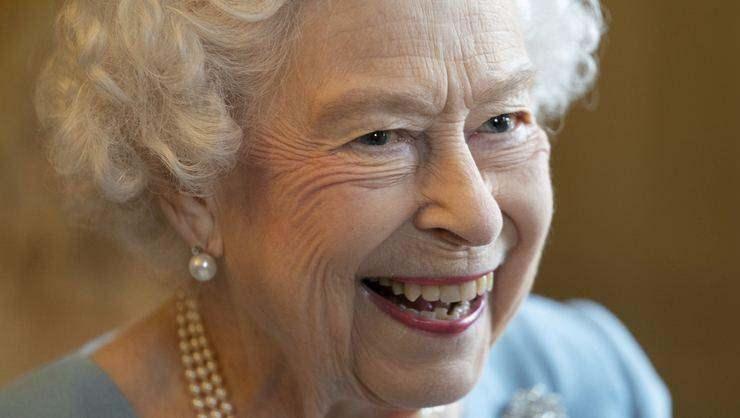 Kraliçe II. Elizabeth koronavirüsü atlattı
