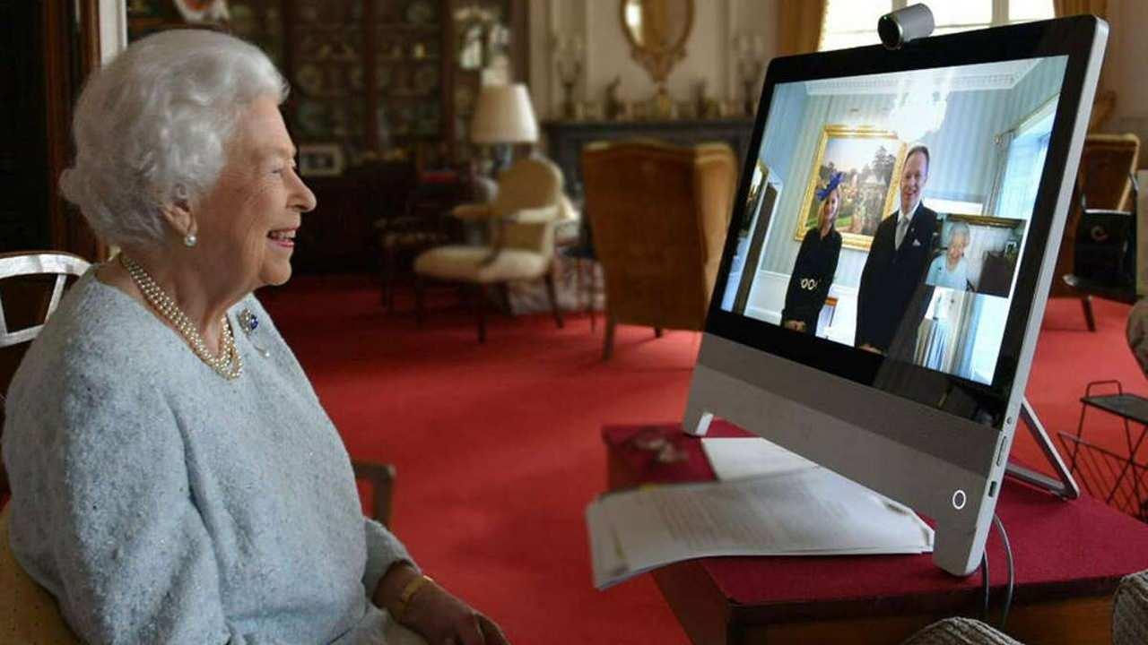 Kraliçe II. Elizabeth görüntülü konuşma yaparken