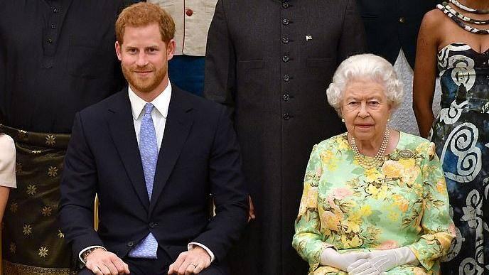 İngiltere Kraliçesi II. Elizabeth ve torunu Prens Harry