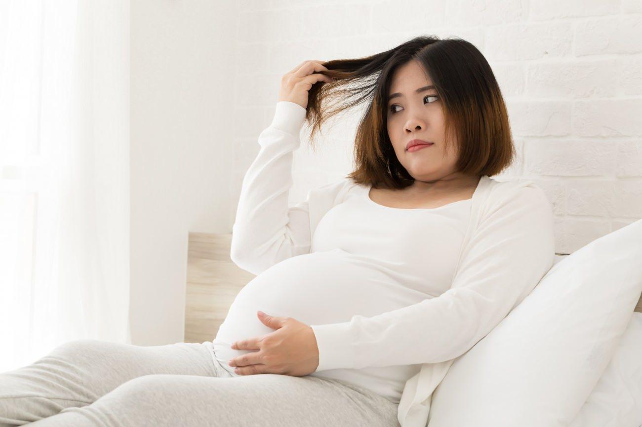 hamilelikte saçların dökülmesini önlemek için sağlıklı beslemek gerekir