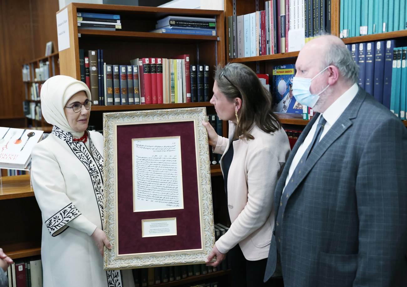 Emine Erdoğan Belçika Kraliyet Kütüphanesini ziyaret etti