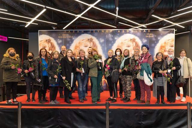 İzmir tarım işçisi kadınlar Bergen filmini başrol oyuncularıyla birlikte izledi!