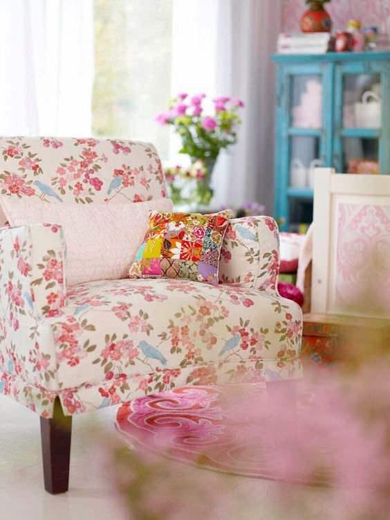 Çiçek desenli koltuk dekorasyonu