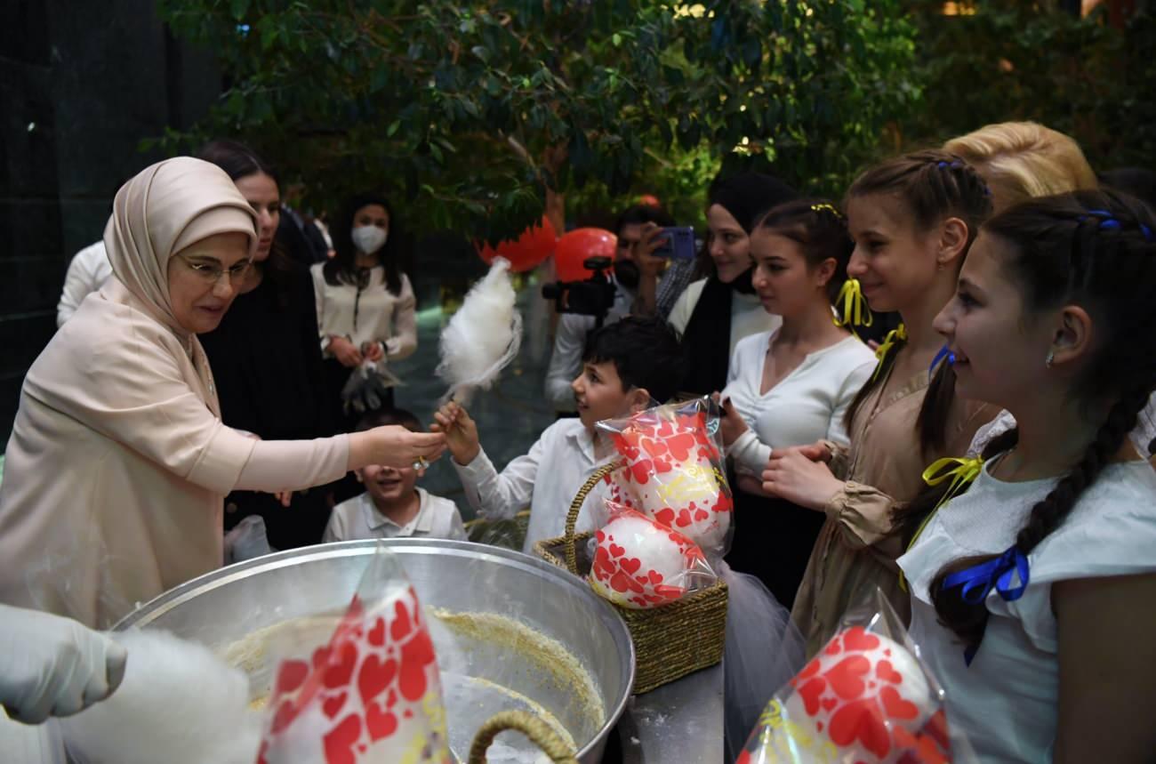 Emine Erdoğan ve Ukraynalı çocuklar