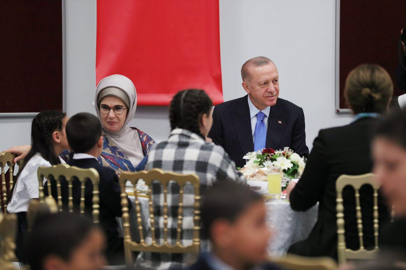 Erdoğan çifti çocuklarla buluştu
