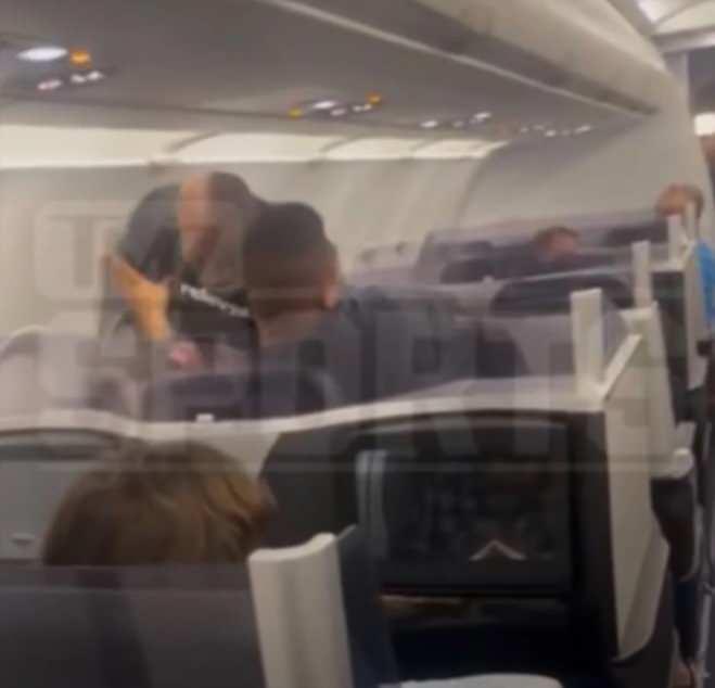 Efsane boksör Mike Tyson uçaktaki yolcuyu yumrukladı