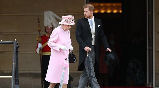 İngiltere Kraliçesi II. Elizabeth ve torunu Prens Harry