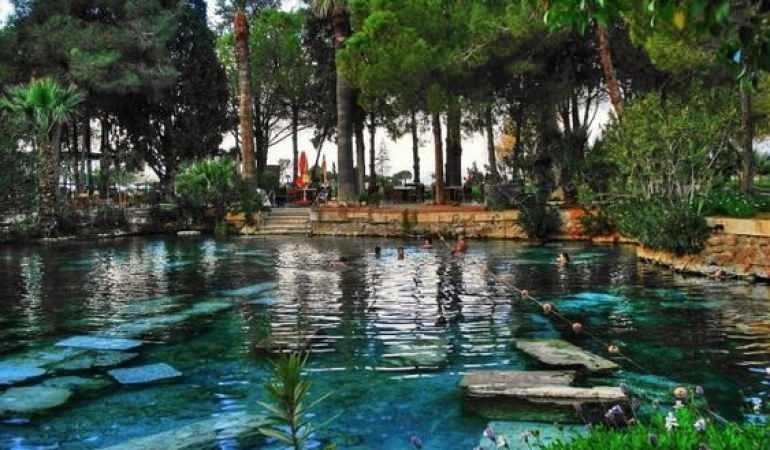 Kleopatra Antik Havuzuna yabancı turistler akın ediyor