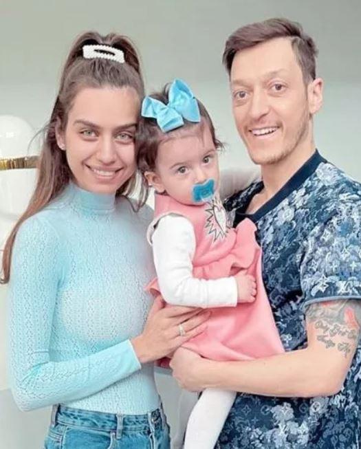 Mesut Özil eşi ve kızı