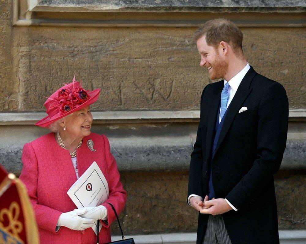 Kraliçe II. Elizabeth ve torunu Prens Harry