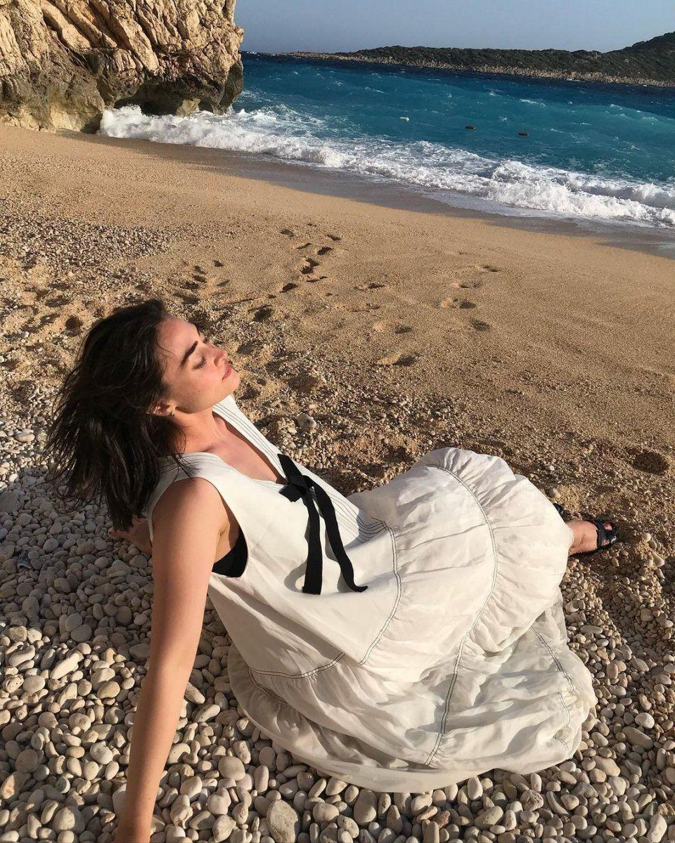 Esra Bilgiç sosyal medya hesabından kumsalda çekildiği pozlarını paylaştı